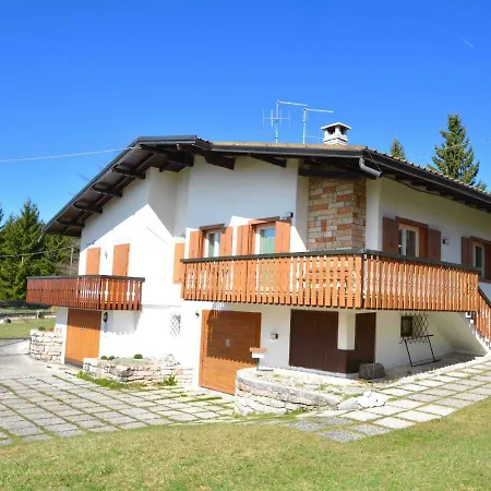 Vakantiehuis Graziosa Bifamiliare Ad Con Giardino Privato