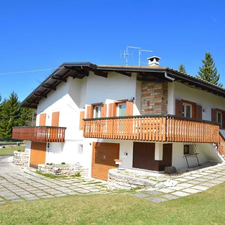 Holiday home Graziosa Bifamiliare Ad Con Giardino Privato